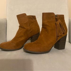 Brown booties w/tassel